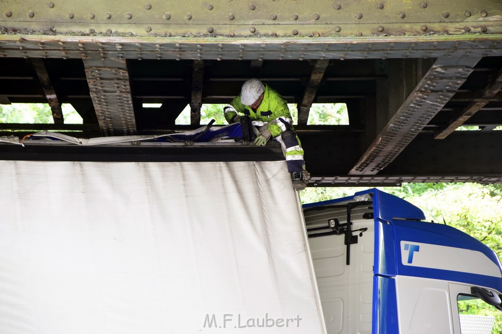 LKW blieb unter Bruecke haengen Koeln Ehrenfeld Innere Kanalstr Hornstr P326.JPG - Miklos Laubert